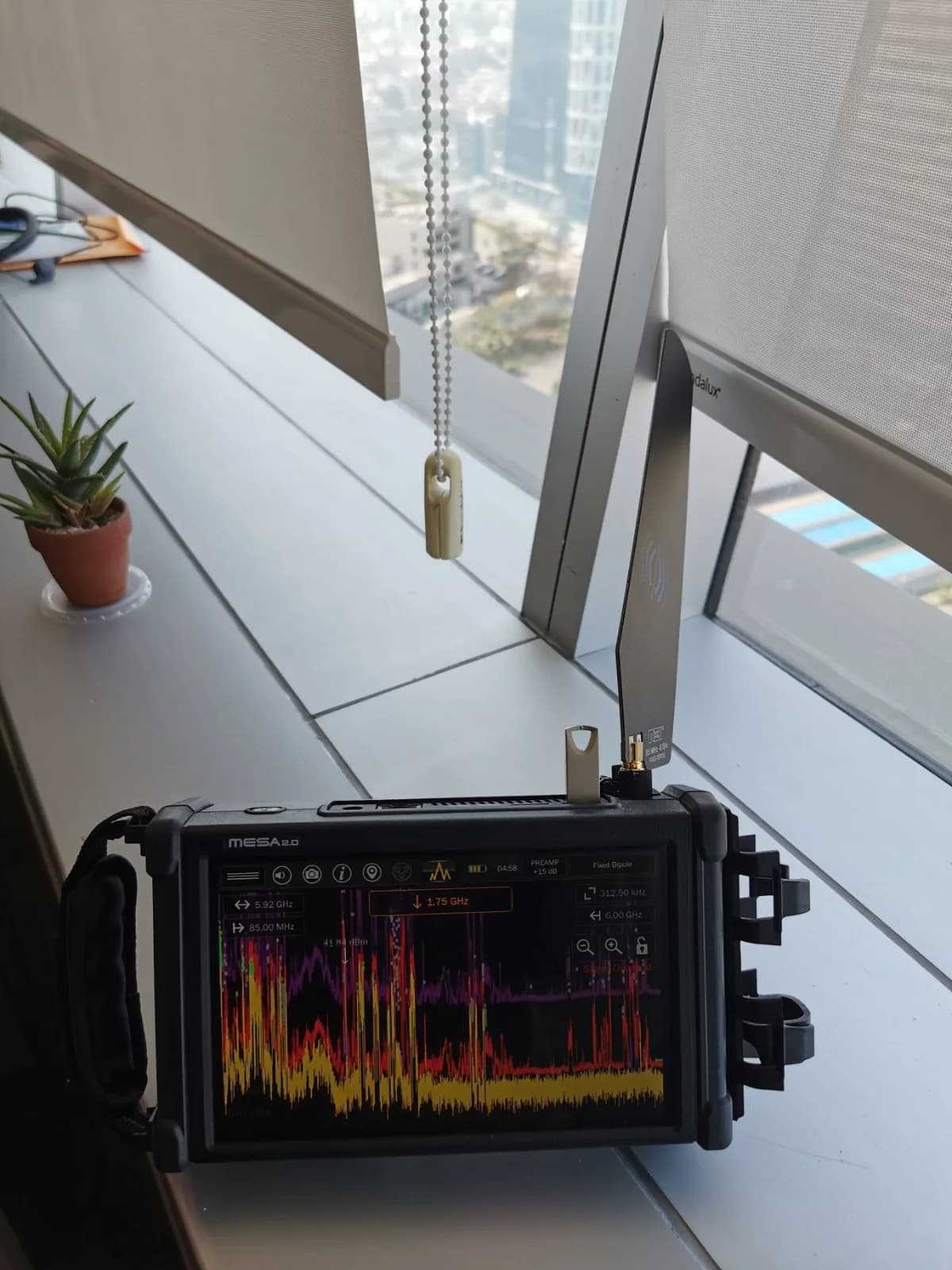 Exploración técnica contextual junto a una superficie exterior